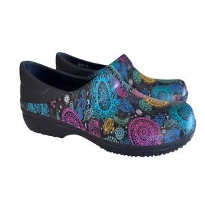 Crocs Clogs Neria Pro II Dual Comfort Clogs in Paisley Mandala